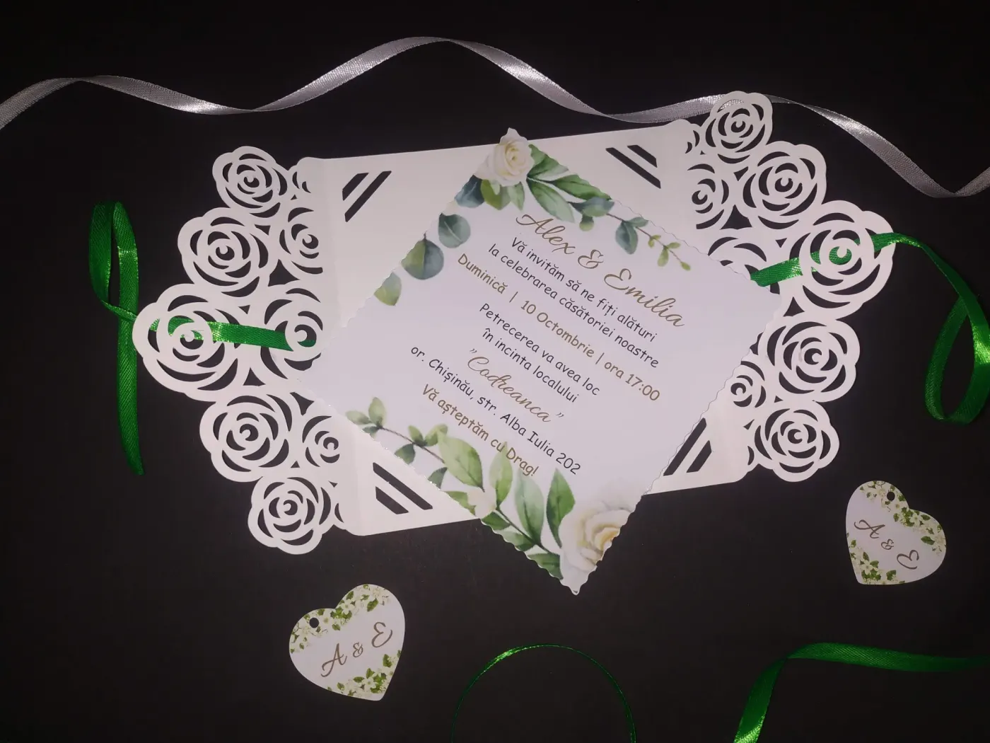 Invitație tipărită pentru botez - trandafiri decupați