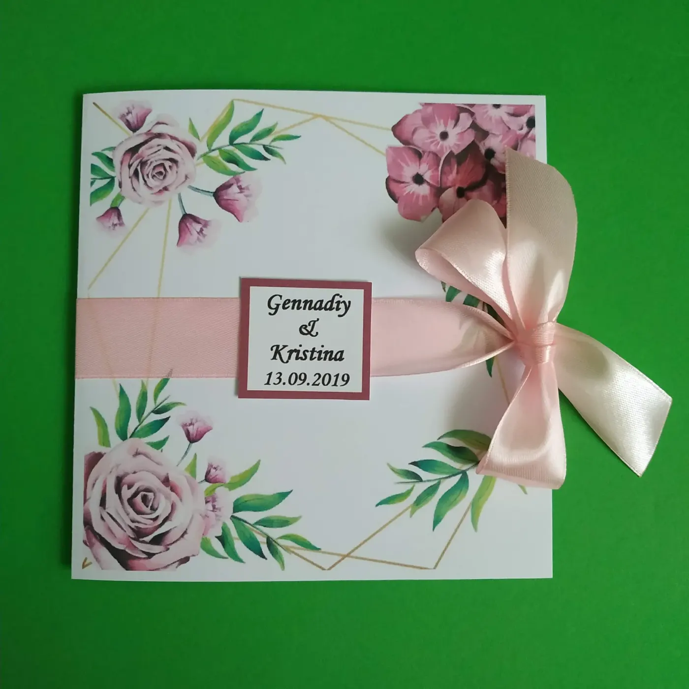 Invitație nuntă de tip floral cu fundă roz