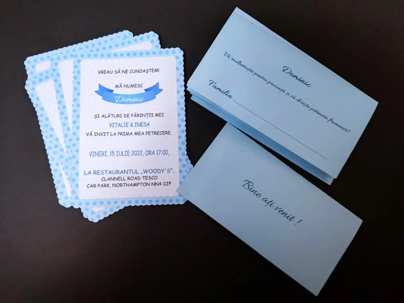 Invitație de botez - băiat — buline albastre