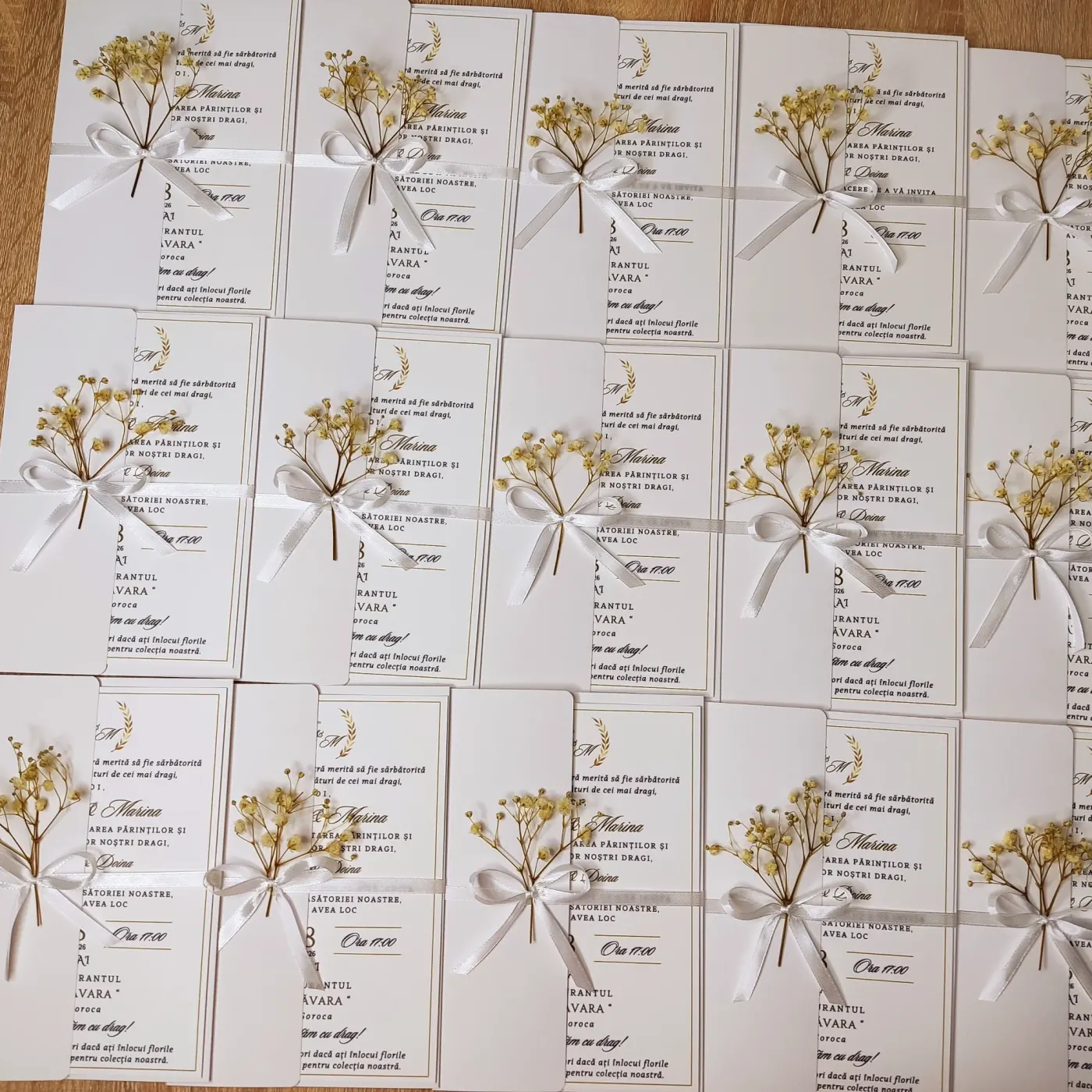 Invitație nuntă cu plic alb și florea miresei - Gypsophila