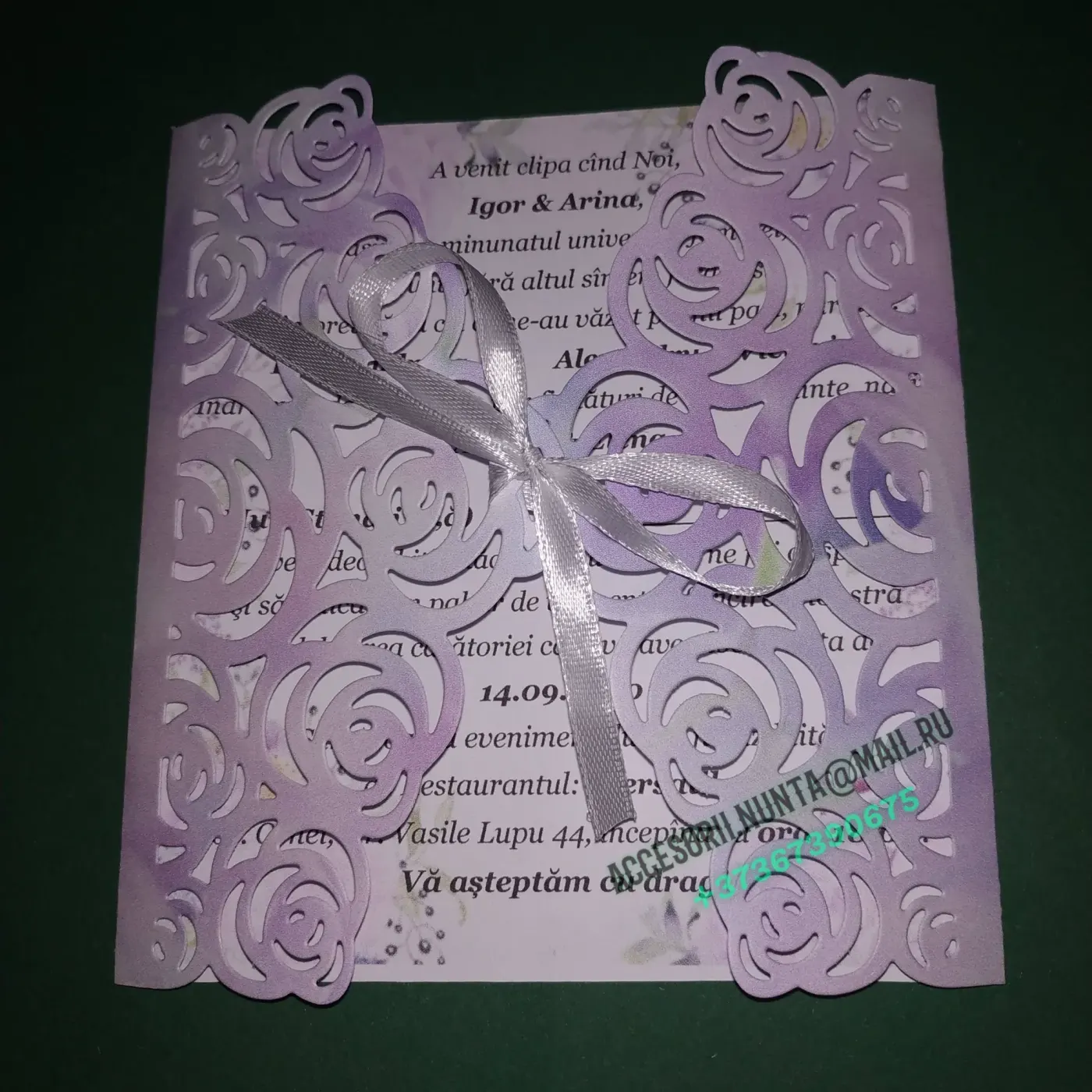 Invitație nuntă decupată mov cu panglică albă