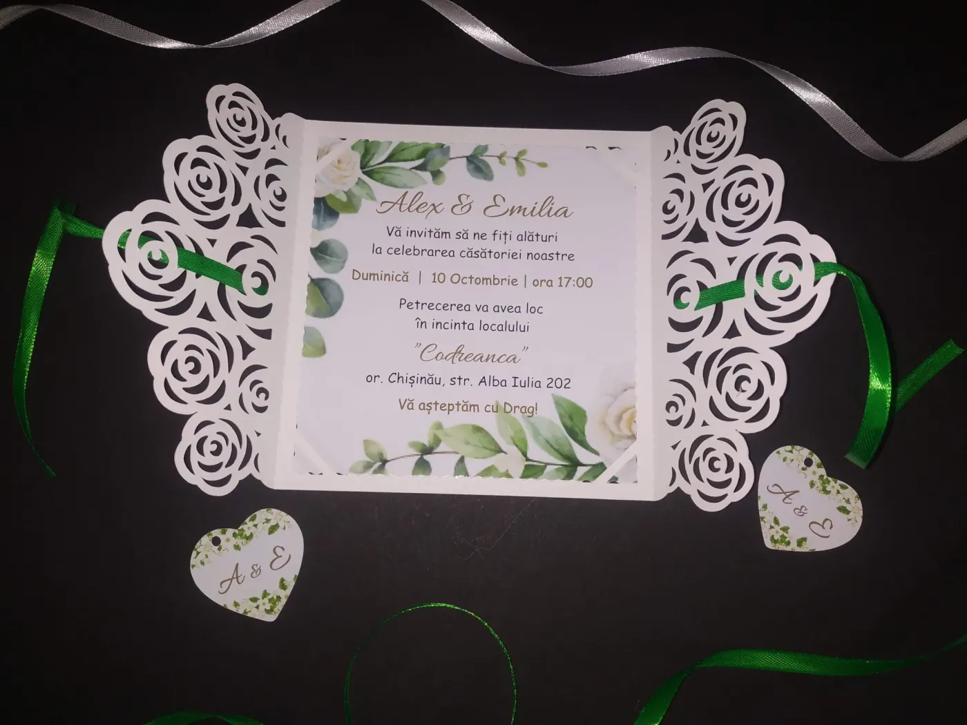 Invitație nuntă decupată cu panglică verde